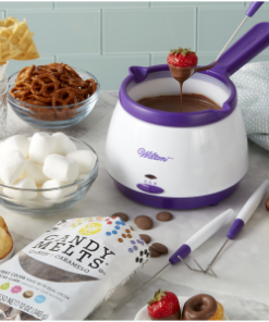 Wilton Candy Melts and Chocolate Melting Pot: 2.5-cup capacity, available in assorted colors, made from durable plastic for easy candy and chocolate melting